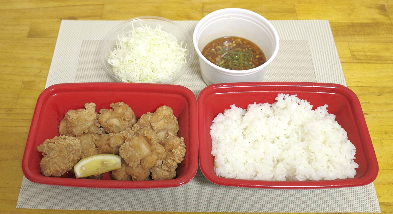 「山盛り本格唐揚げのやみつき油淋鶏定食（9個）」は、唐揚げ、ご飯、千切りキャベツに加えてタレもついて迫力満点！