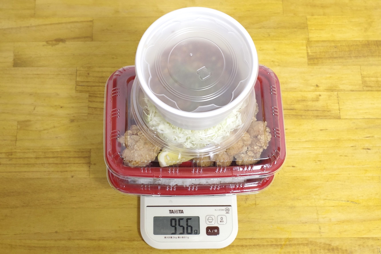 容器込みの「山盛り本格唐揚げのやみつき油淋鶏定食（9個）」の総重量は956g