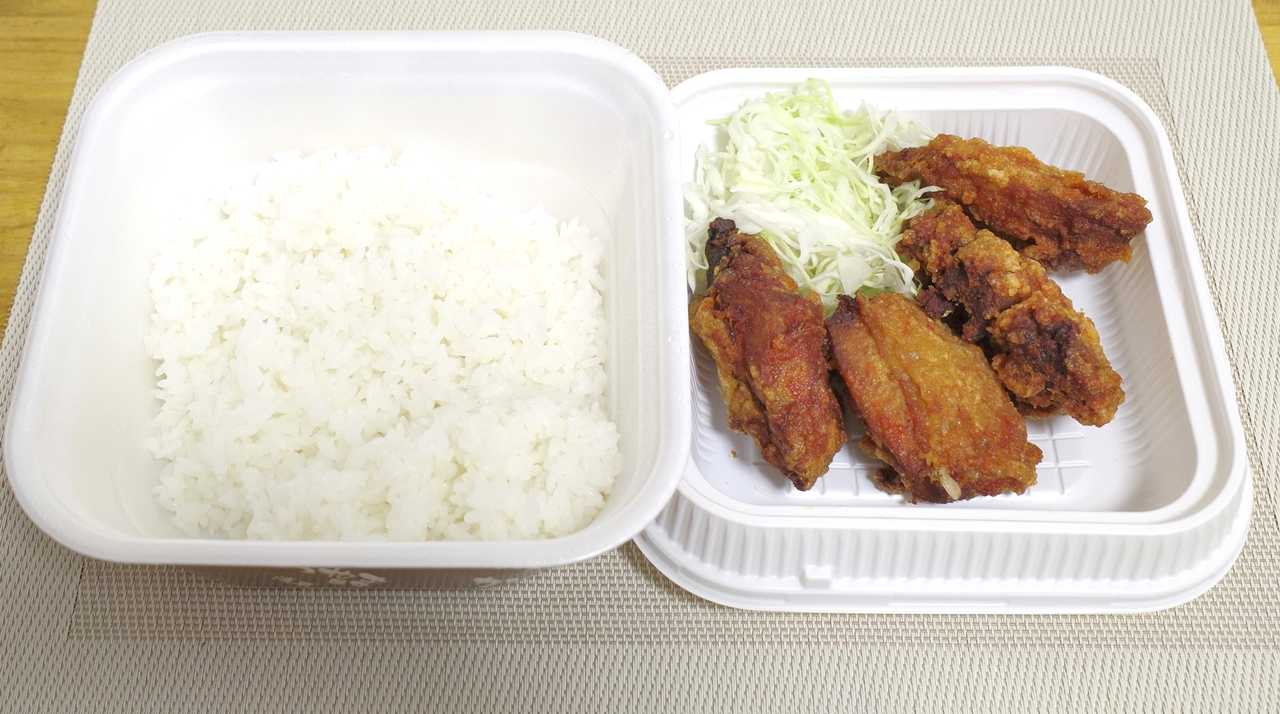 「赤カリからあげ弁当」は、メインの「赤カリ」、千切りキャベツ、ご飯と、非常にシンプルな構成の弁当メニュー