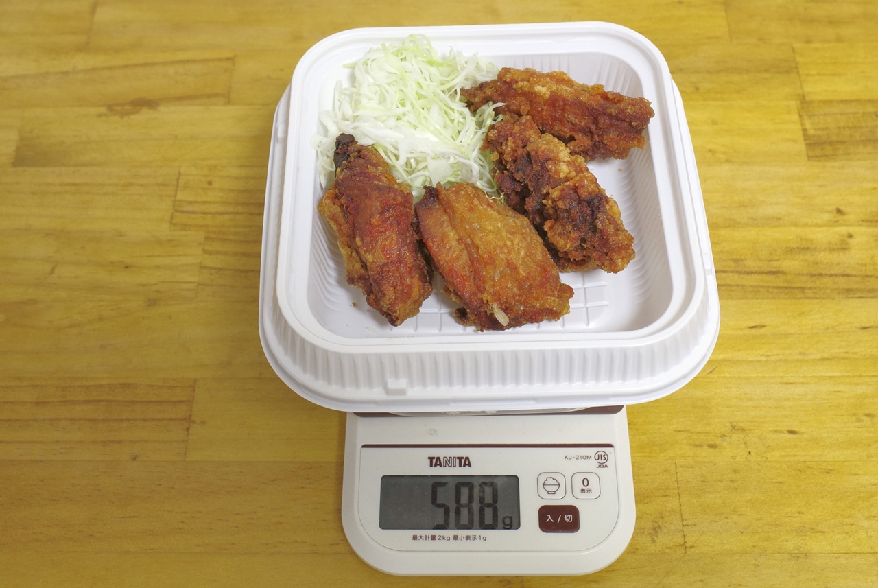 容器込みの「赤カリからあげ弁当」の総重量は588g