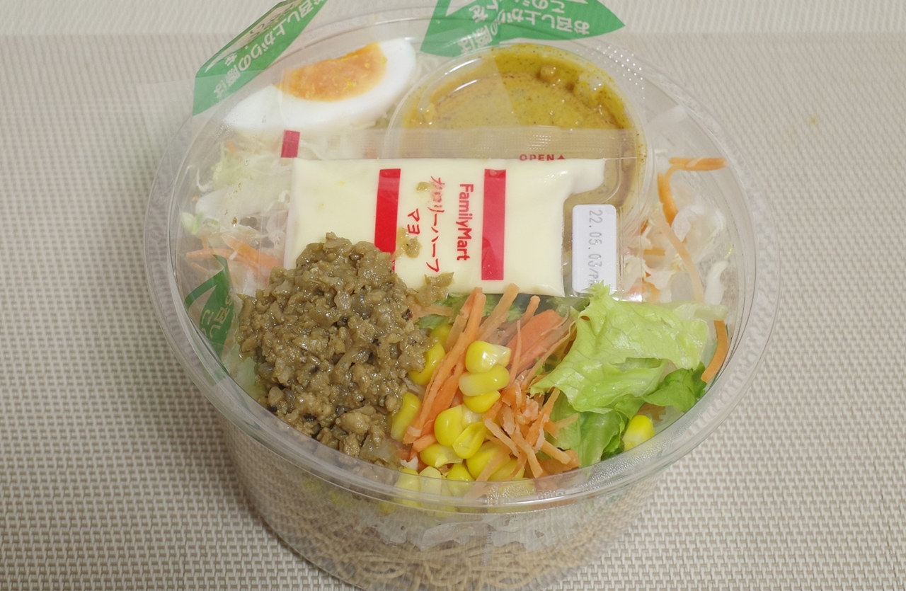 「キーマカレー風パリパリ麺サラダ」は、生野菜以上に食感の要となる揚げ麺の存在感大きめ！