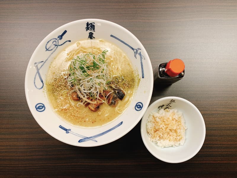 うな骨(コツ)から出汁を取った「鰻ラーメン」