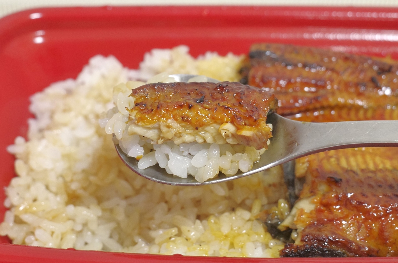 ご飯を交えてうなぎの蒲焼きを食べるなら、別袋のタレをかけて食べるのが必須！