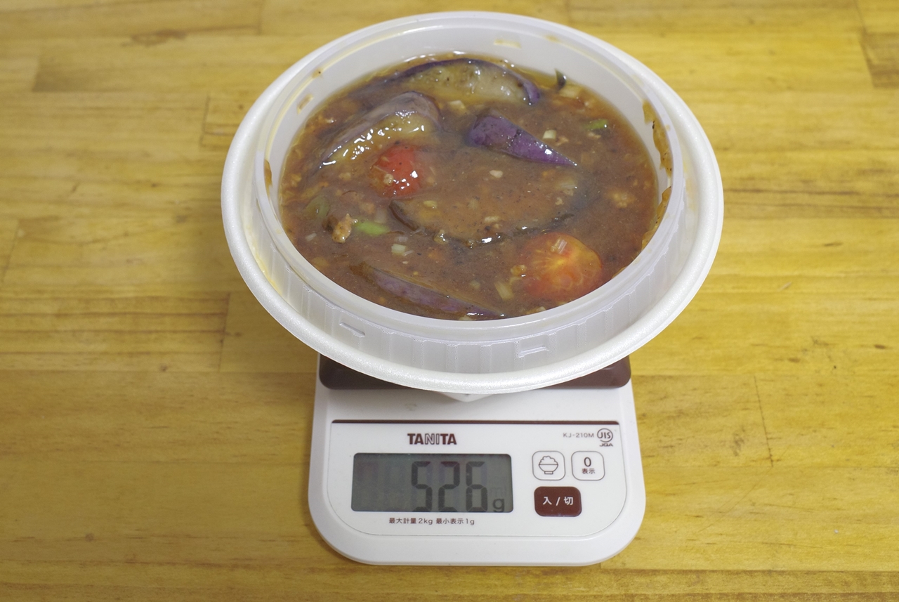 容器込みの「麻婆茄子炸醤（ジャージャー）麺」の総重量は526g
