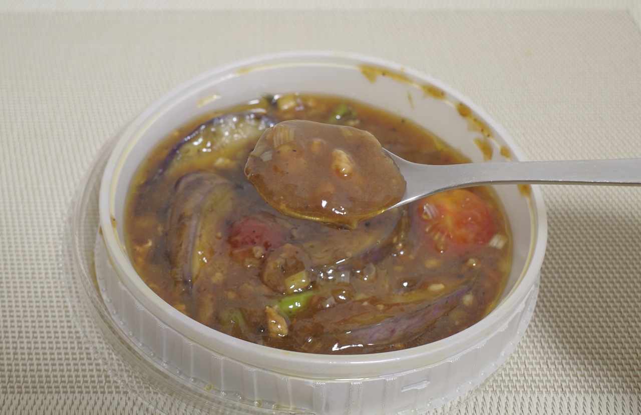 特製麻婆餡は強い塩気、粗挽き肉の旨味、花椒オイルの辛味が効いて味のインパクト大！