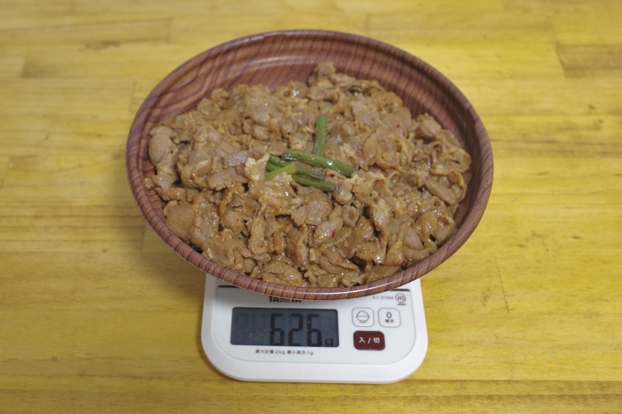 容器込みの「旨辛豚丼　肉トリプル」の総重量は626g