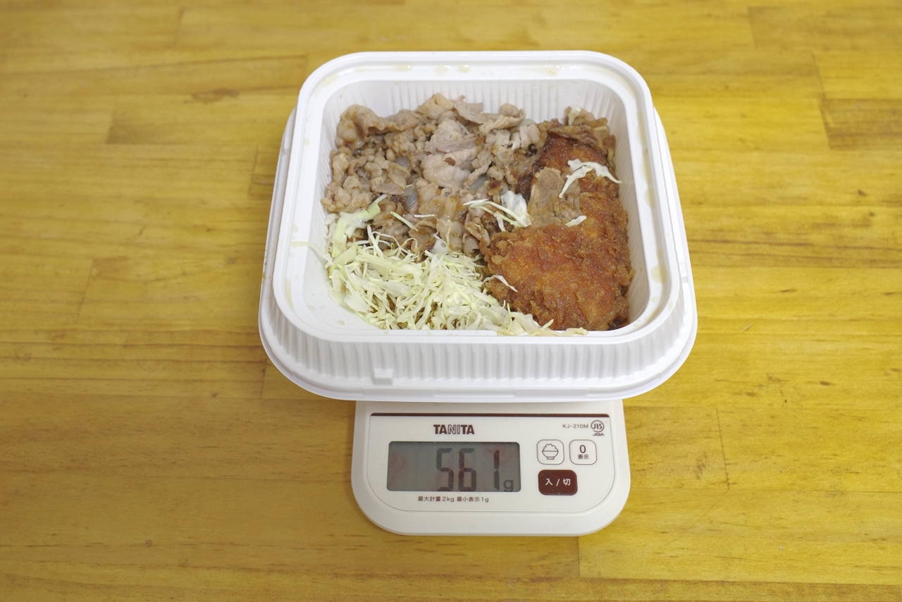 容器込みの「豚ロースタレカツと牛焼肉の合い盛り弁当」の総重量は541g