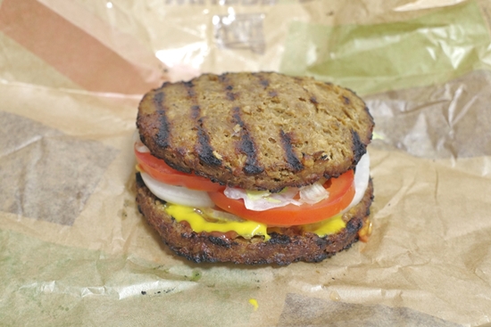 食レポ バーガーキングの バンズなし バーガー バージョン2ワッパー 直火焼き100 植物性パティは脂っこさ皆無ながらも肉々しい食感でなかなかウマー ネタとぴ