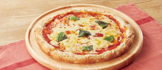 直径約23㎝のふっくらもちもち生地の本格派ピザが半額の税込372円! ココスがテイクアウト限定「本格ピッツァマルゲリータ」半額キャンペーンを開催 -  ネタとぴ