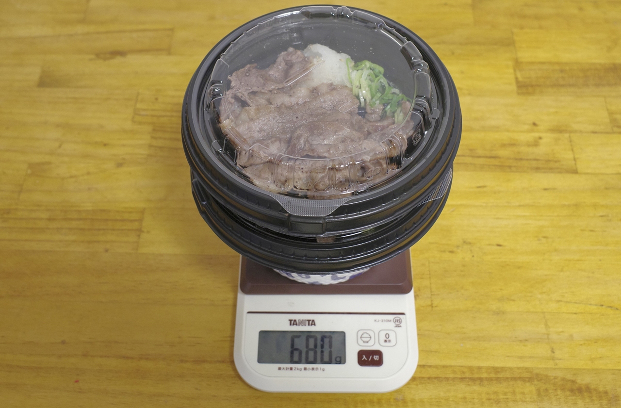 容器込みの「アンガス牛焼肉ライスセット　ダブルサイズ（ご飯大盛り）」の総重量は680g