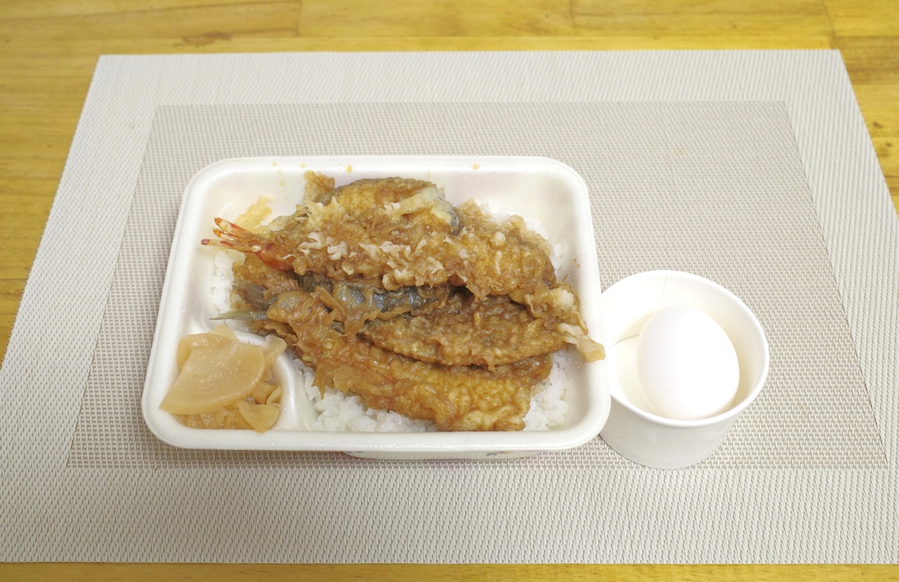 「たれづけ夏の特丼弁当　半熟玉子付き（お新香付き）」はご飯大盛で970円