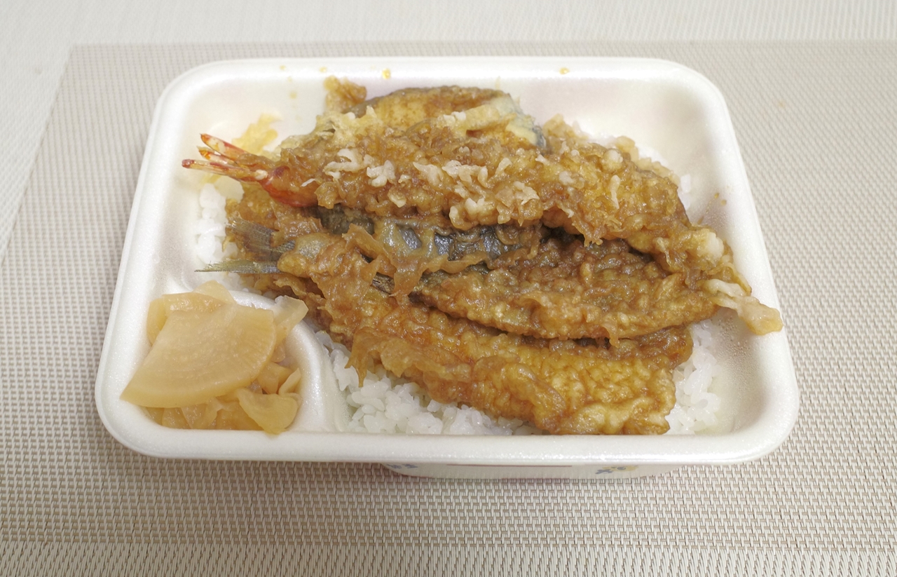 どの天ぷらにも天つゆがたっぷりかかっており、ご飯との相性の良さに期待が高まります！
