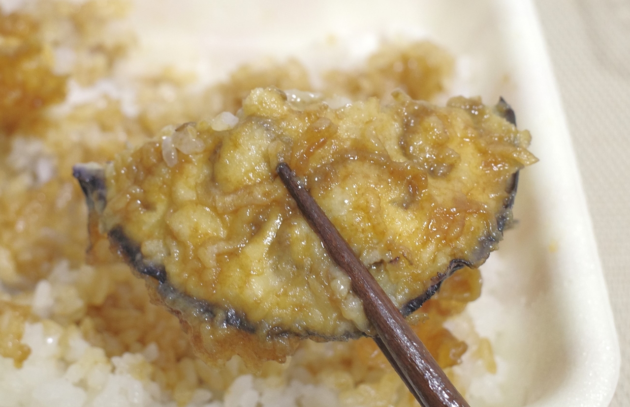 米なす天は天ぷらあるあるな脂っこさを感じさせないほどに苦味が強め！