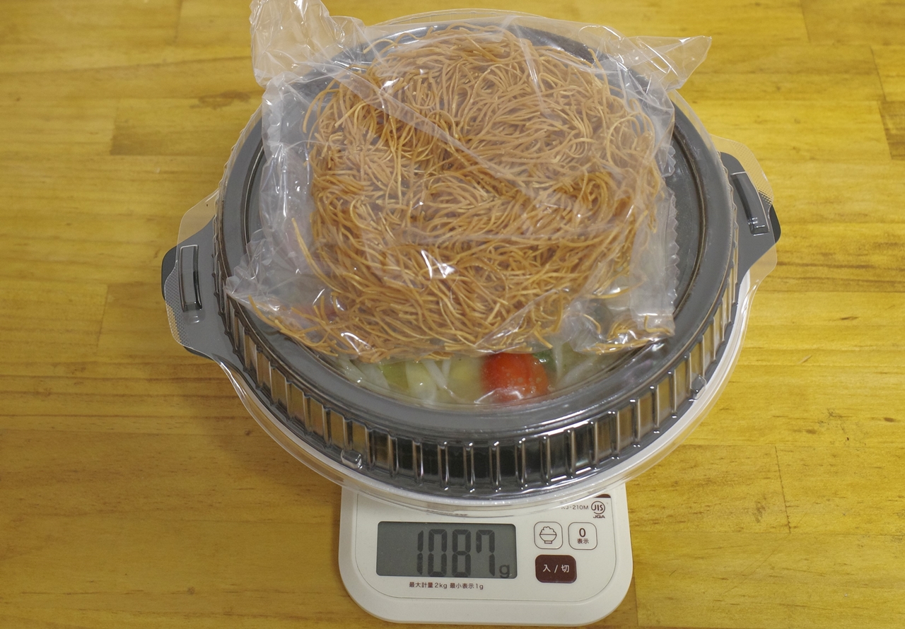 容器と調味料込みの「彩り野菜の皿うどん　麺2倍」総重量は1,087g