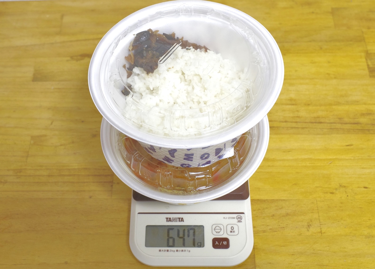 容器込みの「海鮮ごろごろシーフードカレー（ご飯大盛り）」の総重量は647g