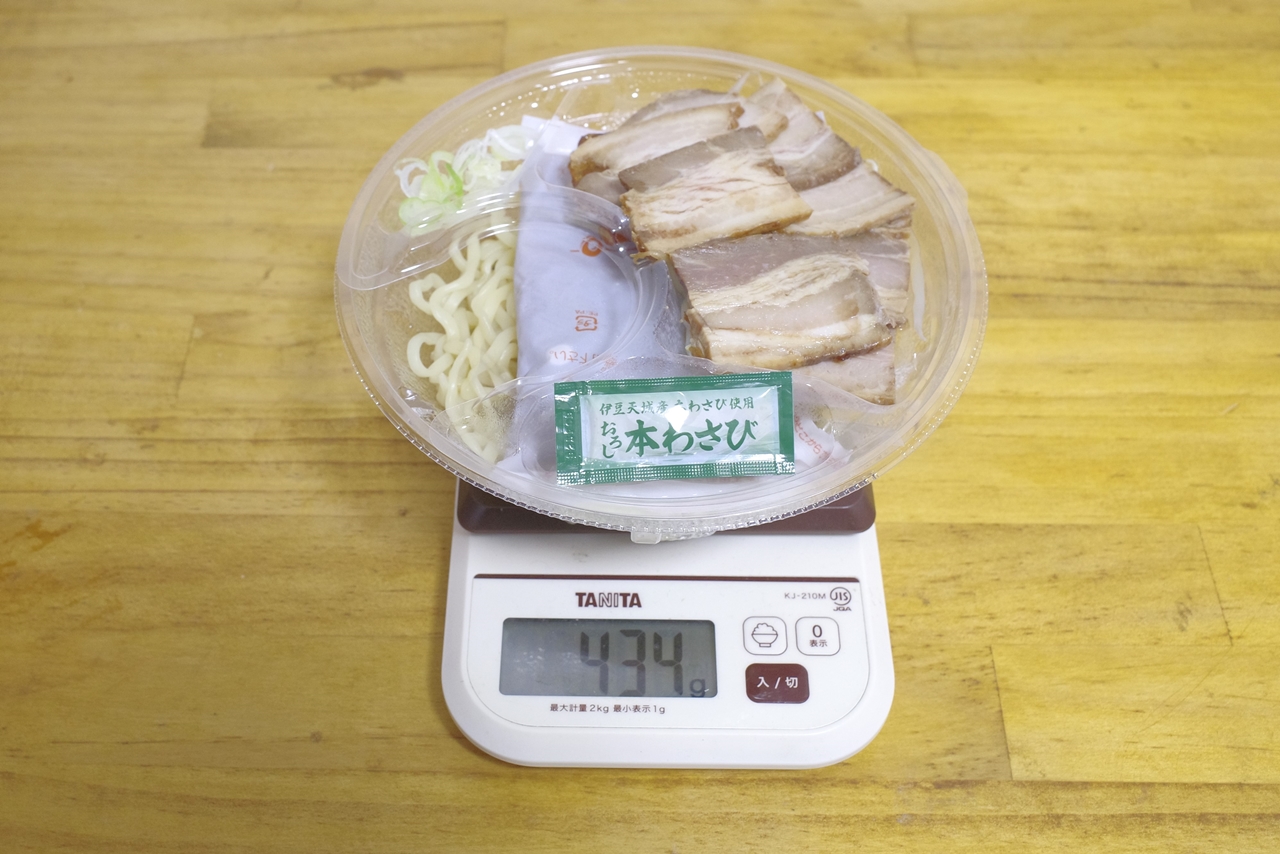 容器や調味料込みの「坂内食堂監修　冷し喜多方ラーメン〜肉盛〜」の総重量は434g