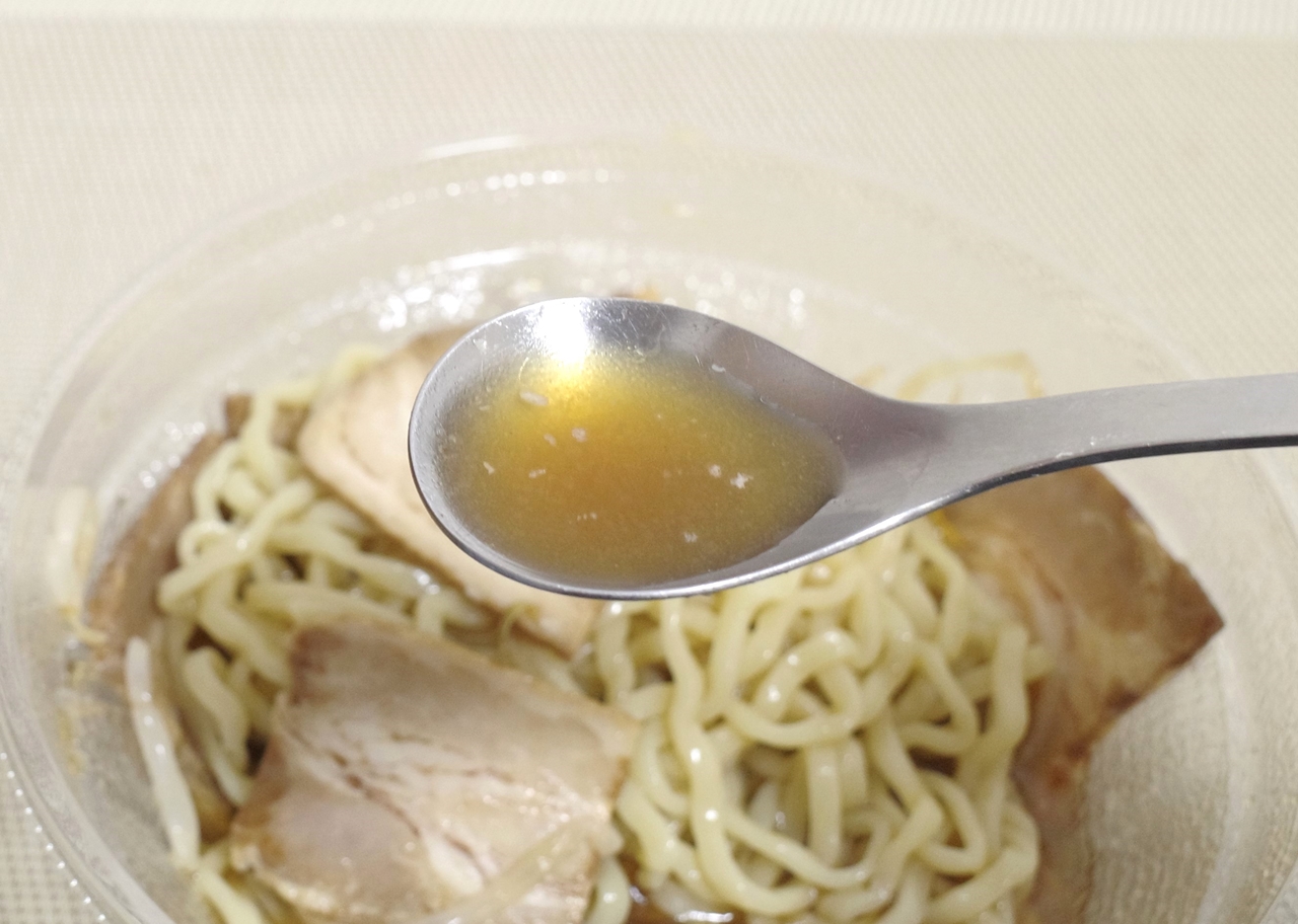 わさびを溶くことでスープの旨味が前面に引き出される上に、僅かな脂っこさも消失して淡麗さUP!