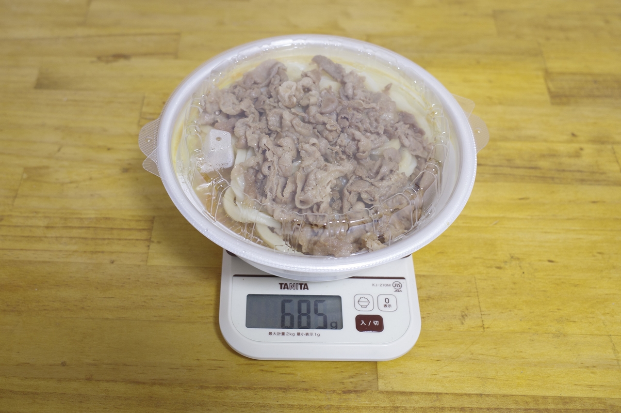 容器込みの「豚肉のせトマたまカレーうどん(並)」の総重量は685g