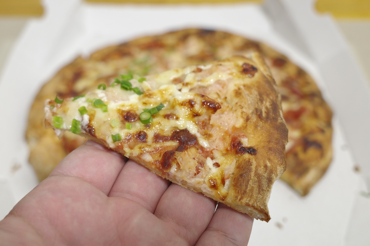 「たっぷりかにマヨピザ」は、全てを受け止めるピザ生地にかにのほぐし身、マヨネーズ、トマトソース、青ねぎがバランス良く絡んでめちゃんこ美味！