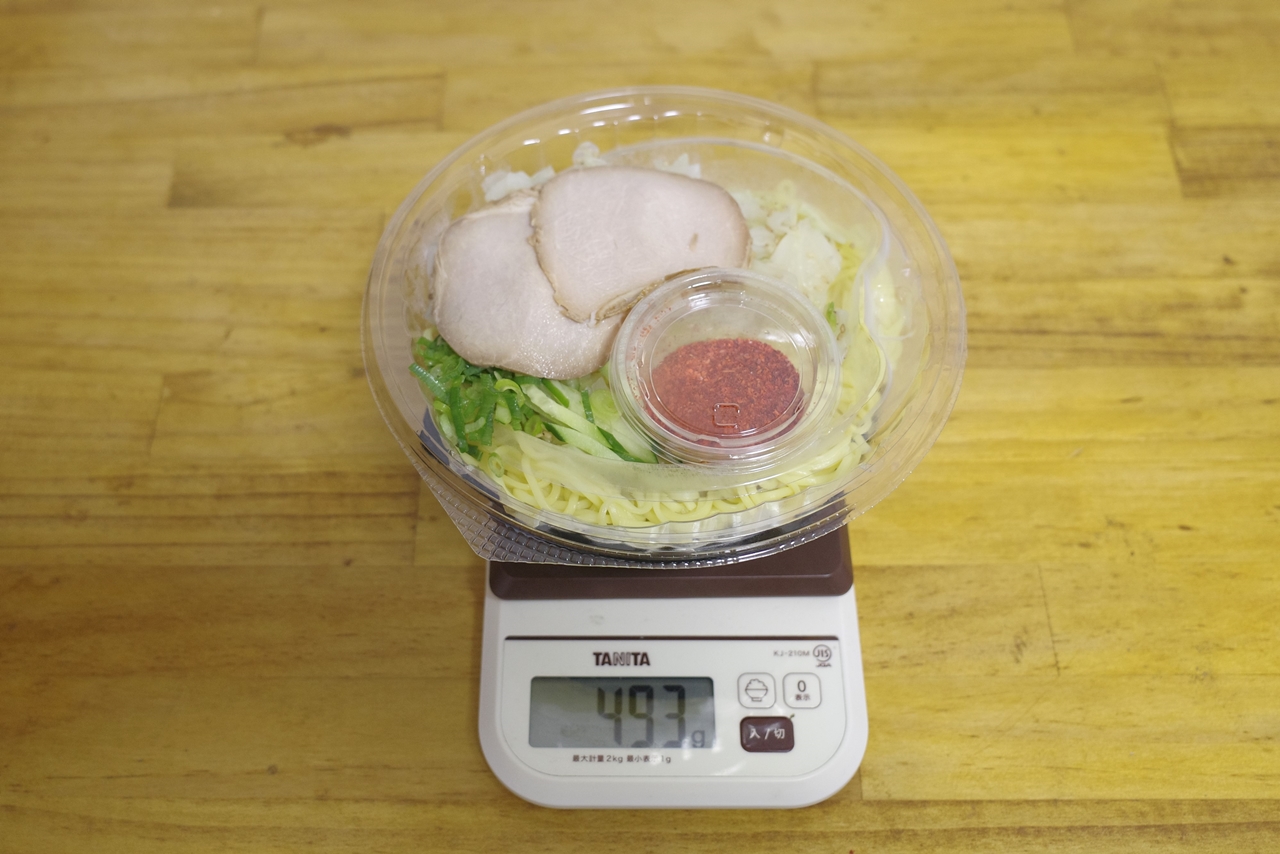 容器&調味料込みの「辛さガツンと広島風つけ麺」の総重量は493g