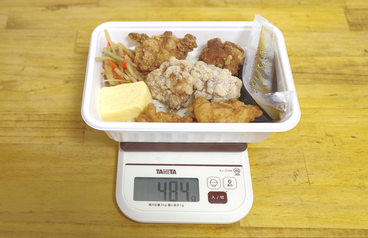 容器込みの「鶏三昧うどん弁当」の総重量は484g