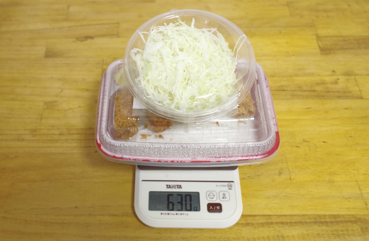 容器とタルタルソース込みの「カキフライ定食（カキフライ5個）」の総重量は630g