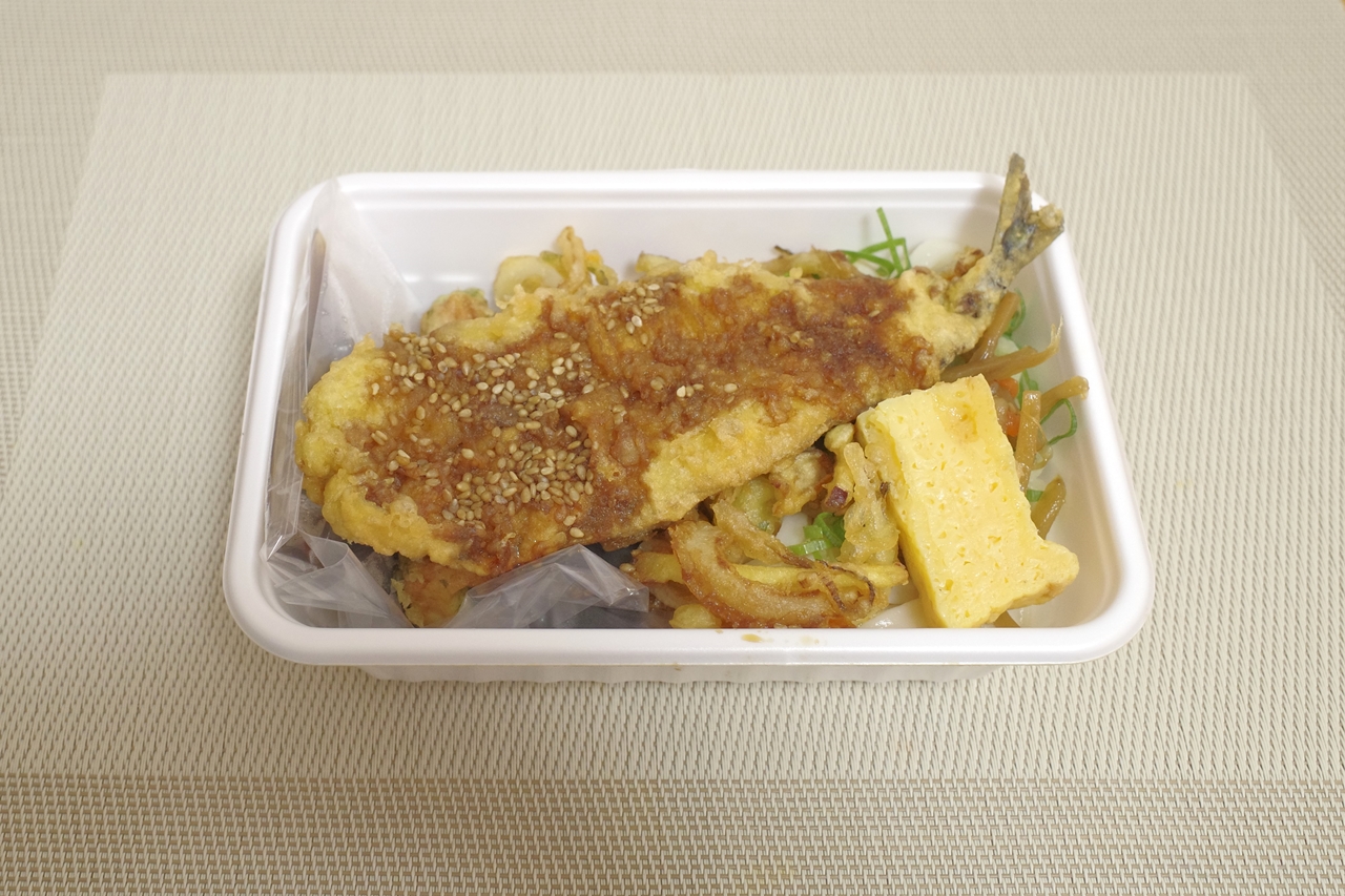 「さんま天と定番おかずのうどん弁当」は、うどんが見えないほど天ぷらがボリューミー！