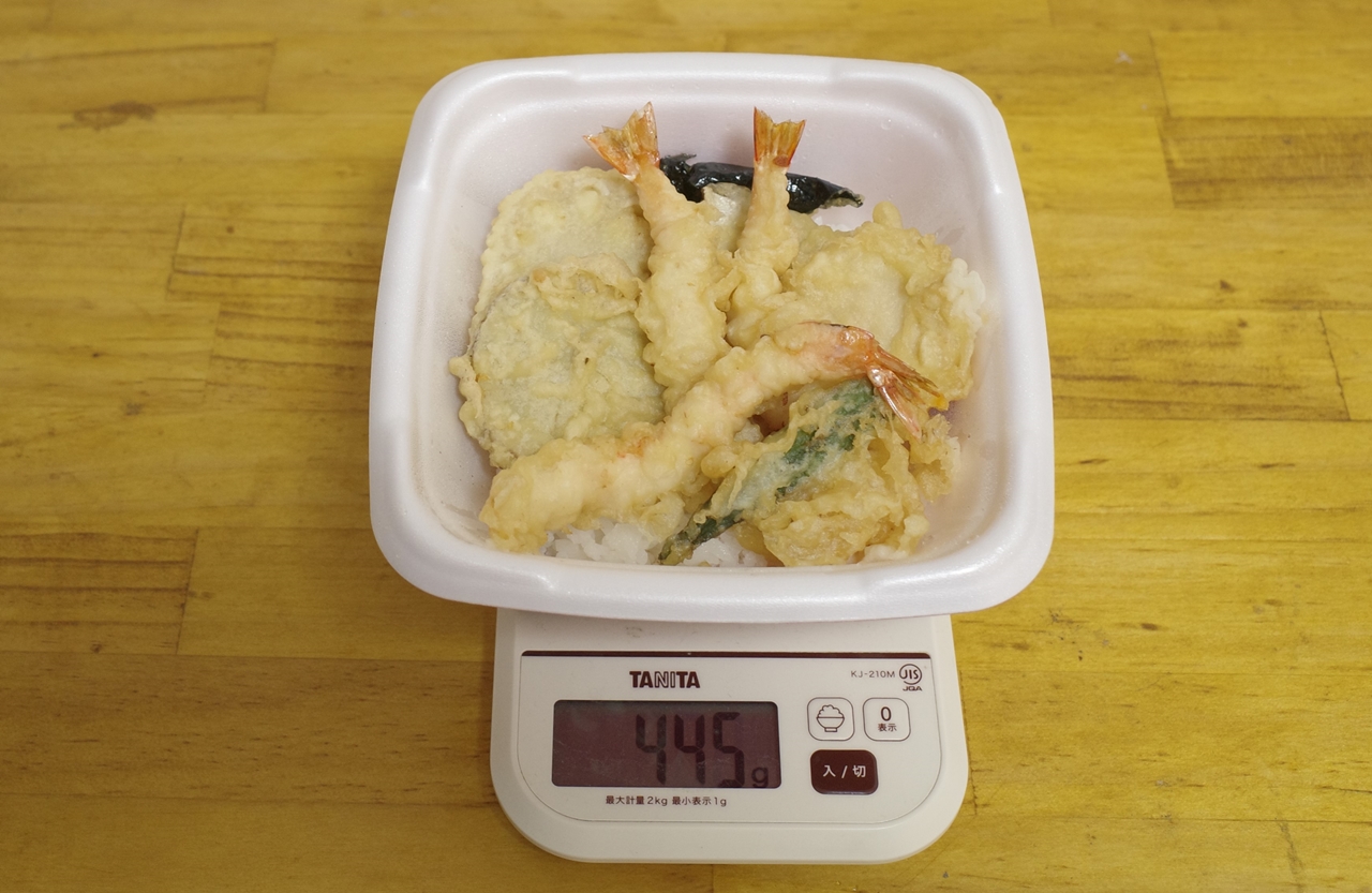 容器と天丼用のタレ込みの「にぎやか海老天丼」の総重量は445g