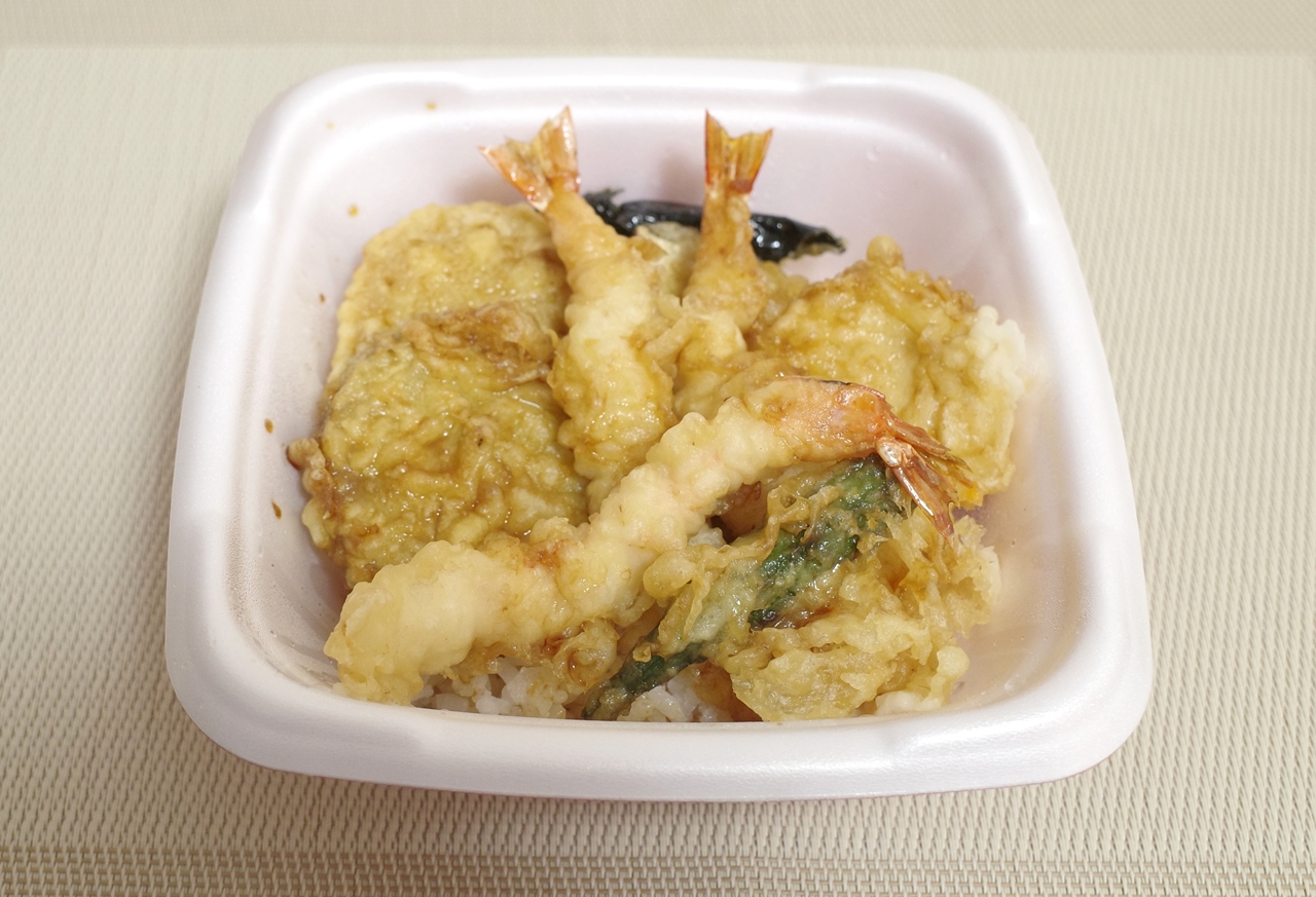 美味しく食べるには天丼用のタレをむらなく全ての天ぷらにかけていくのがコツ！