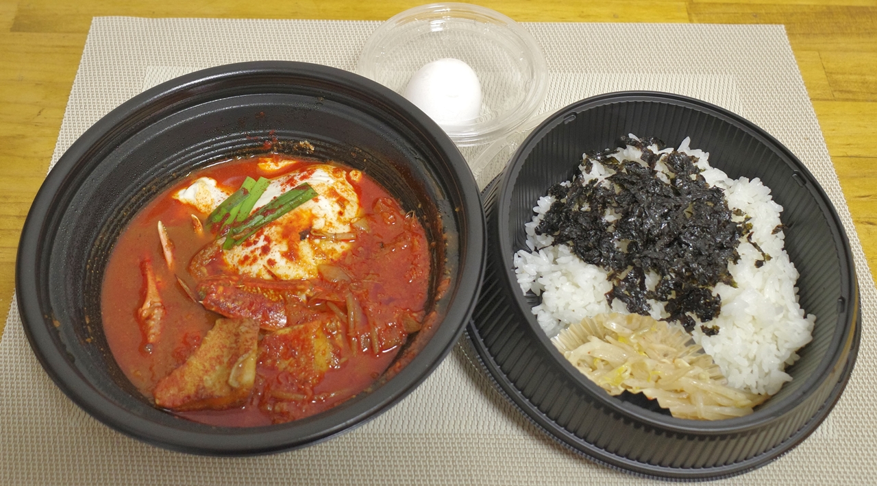 「紅ズワイガニ・ワタリガニのカニスンドゥブ定食」。スンドゥブ鍋に、韓国海苔が乗ったご飯、もやしナムル、半熟玉子のセットです