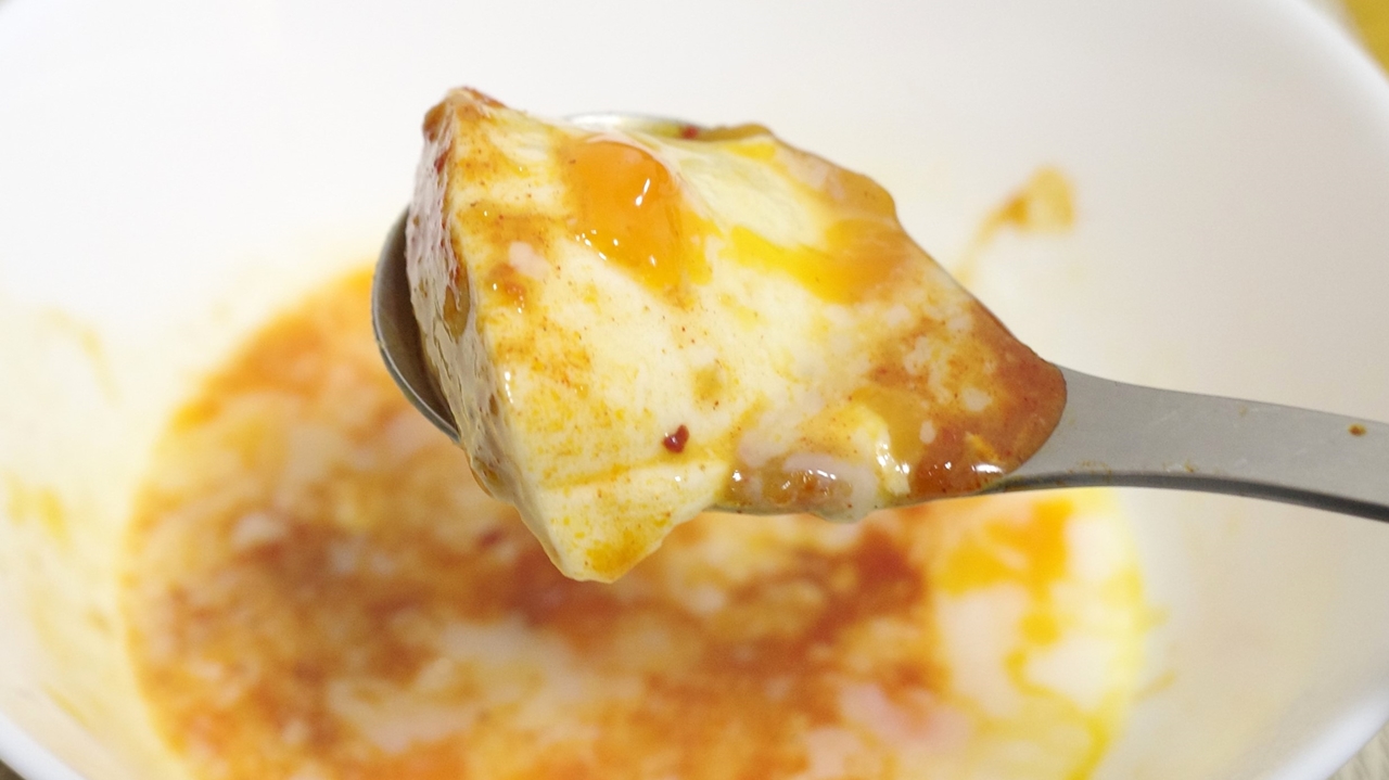 半熟玉子を介して食べるのに1番適しているのはスープが染み込みやすい豆腐！
