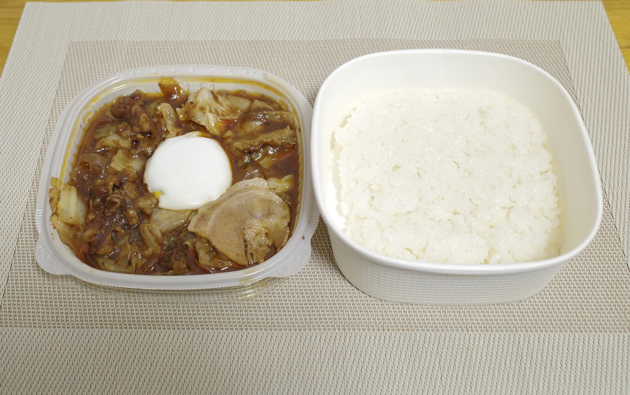 「四川風ピリ辛ホイコーロー丼」は具とご飯が分離しているので、丼ぶり飯としてではなく定食風に楽しむことも可能！