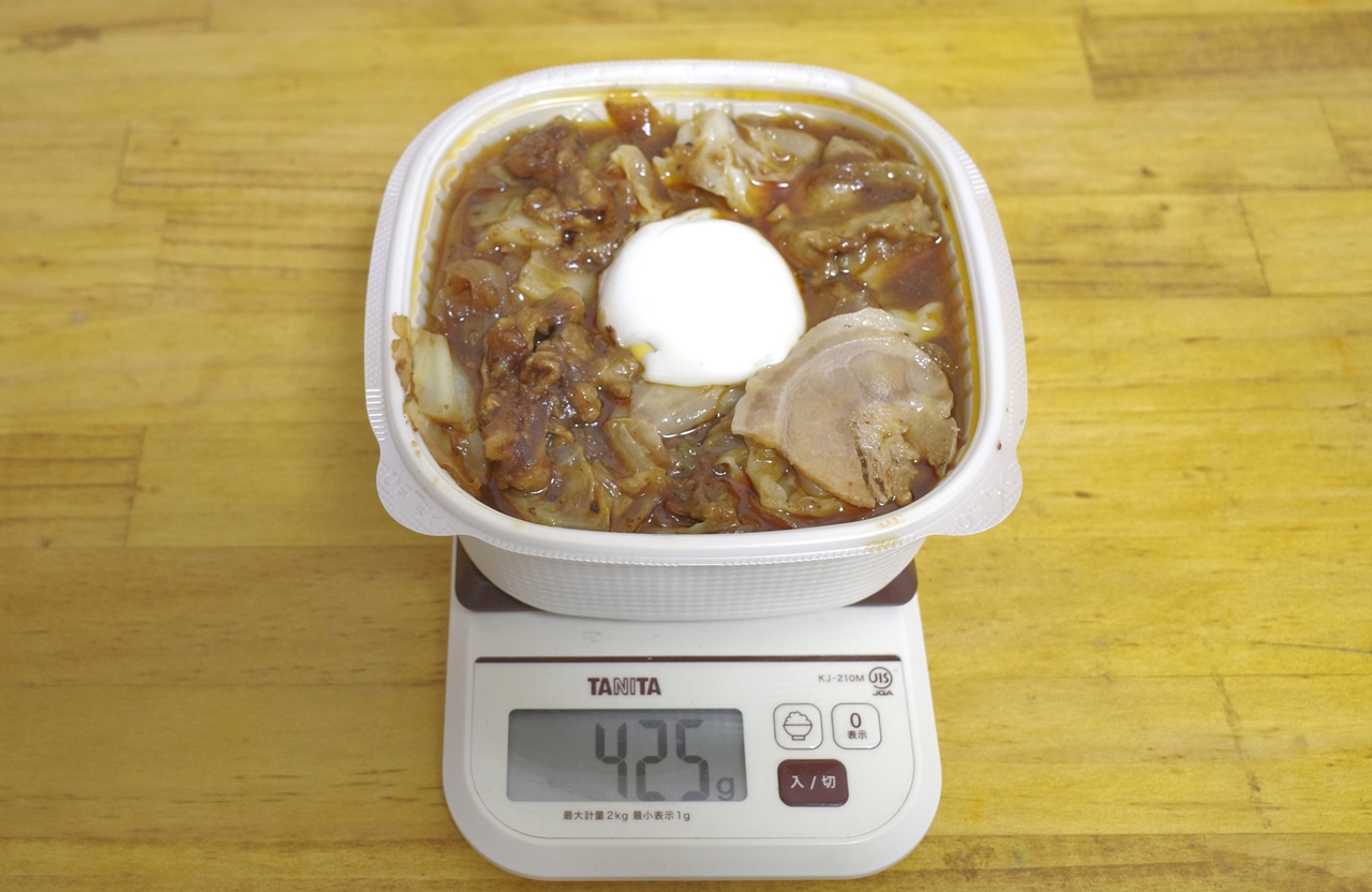容器込みの「四川風ピリ辛ホイコーロー丼」の総重量は425g