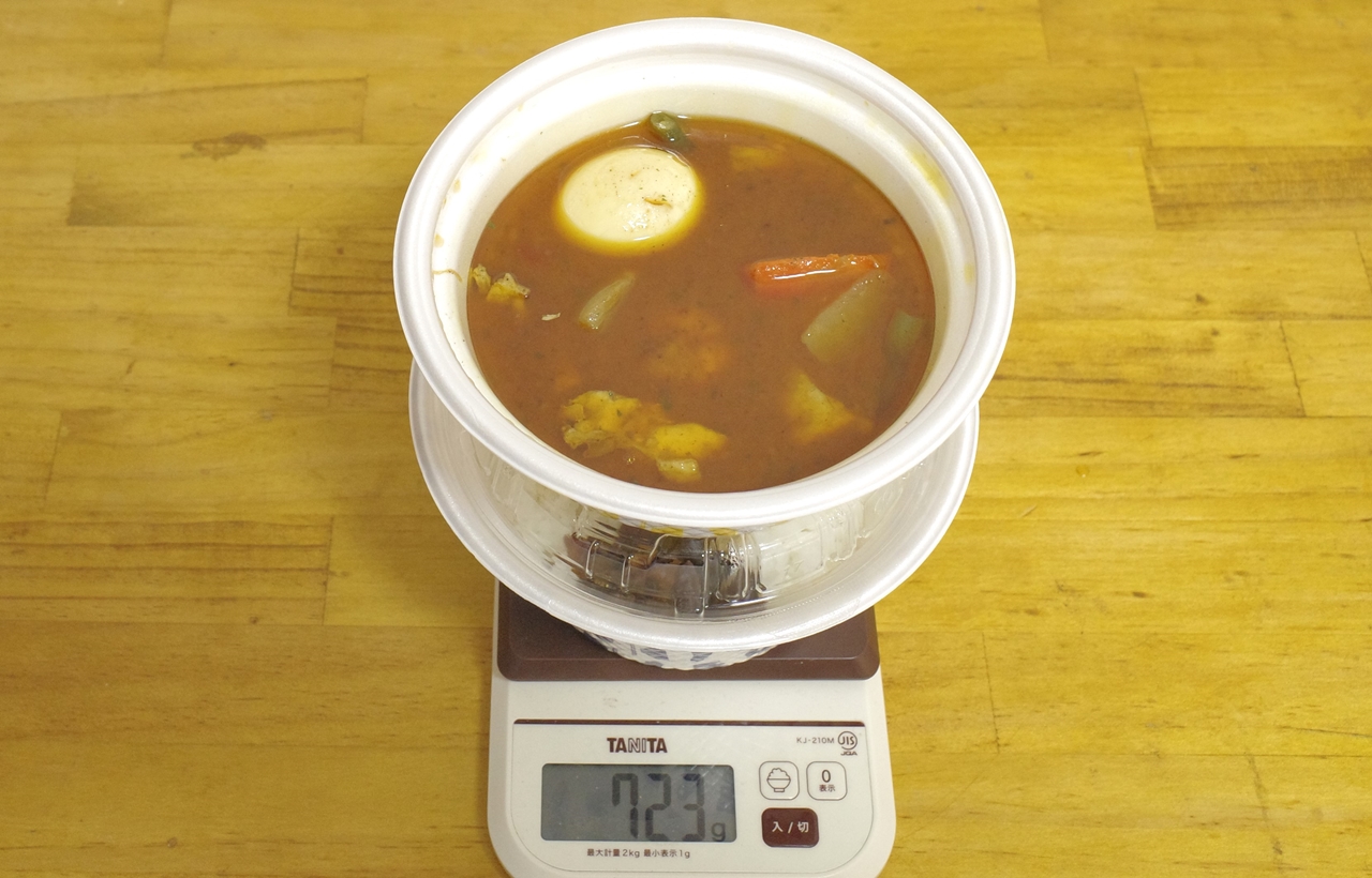 容器込みの「チキンとごろっと野菜のスープカレー　ご飯大盛り」の総重量は723g
