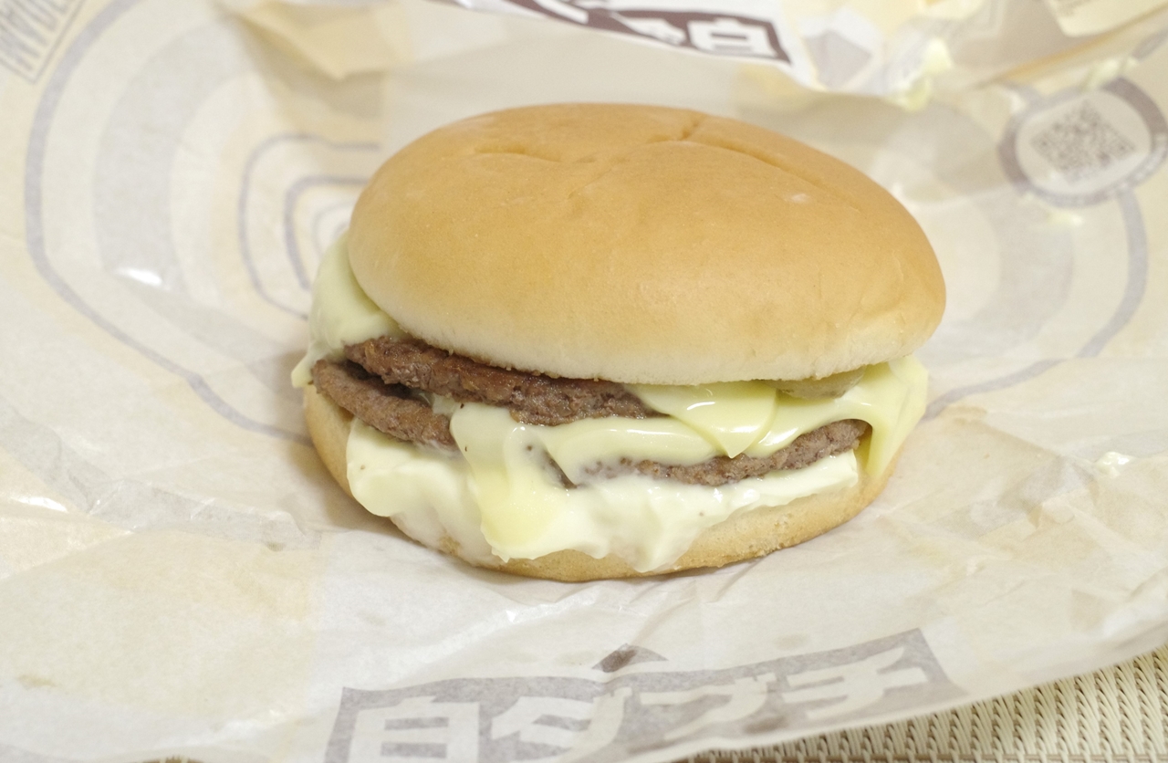 「濃厚白ダブチ」は2種類のチーズを使用したハンバーガー！