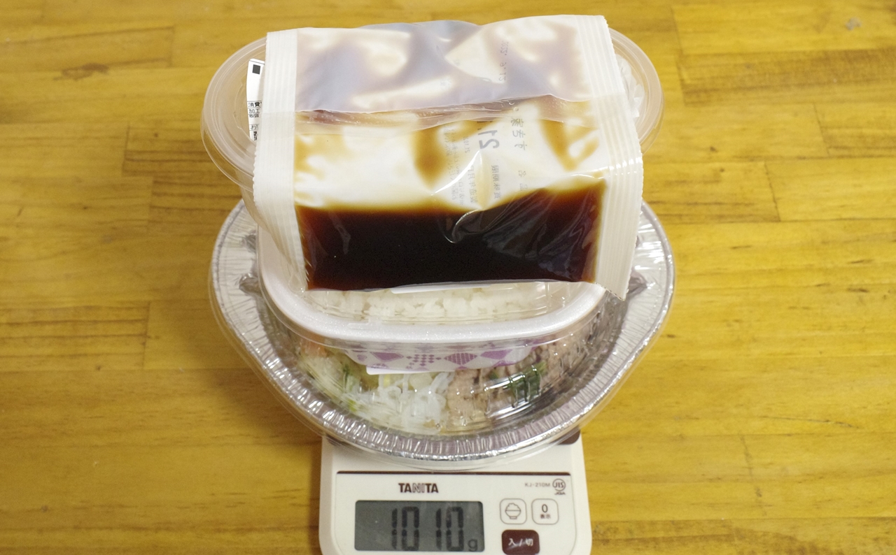 タレ、容器込みの「牛すき鍋定食（大盛）」の総重量は1,010g