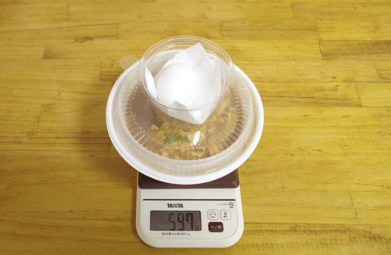 容器込みの「とろたま親子丼(大盛)」の総重量は597g