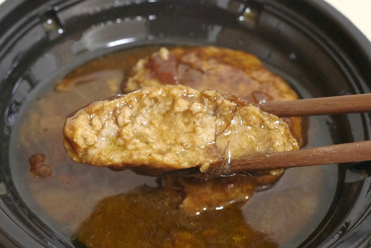 ビーフシチューハンバーグは粗挽き肉の食感と旨味とあわせて、濃いめなビーフシチューの風味が浸透してウマウマ！