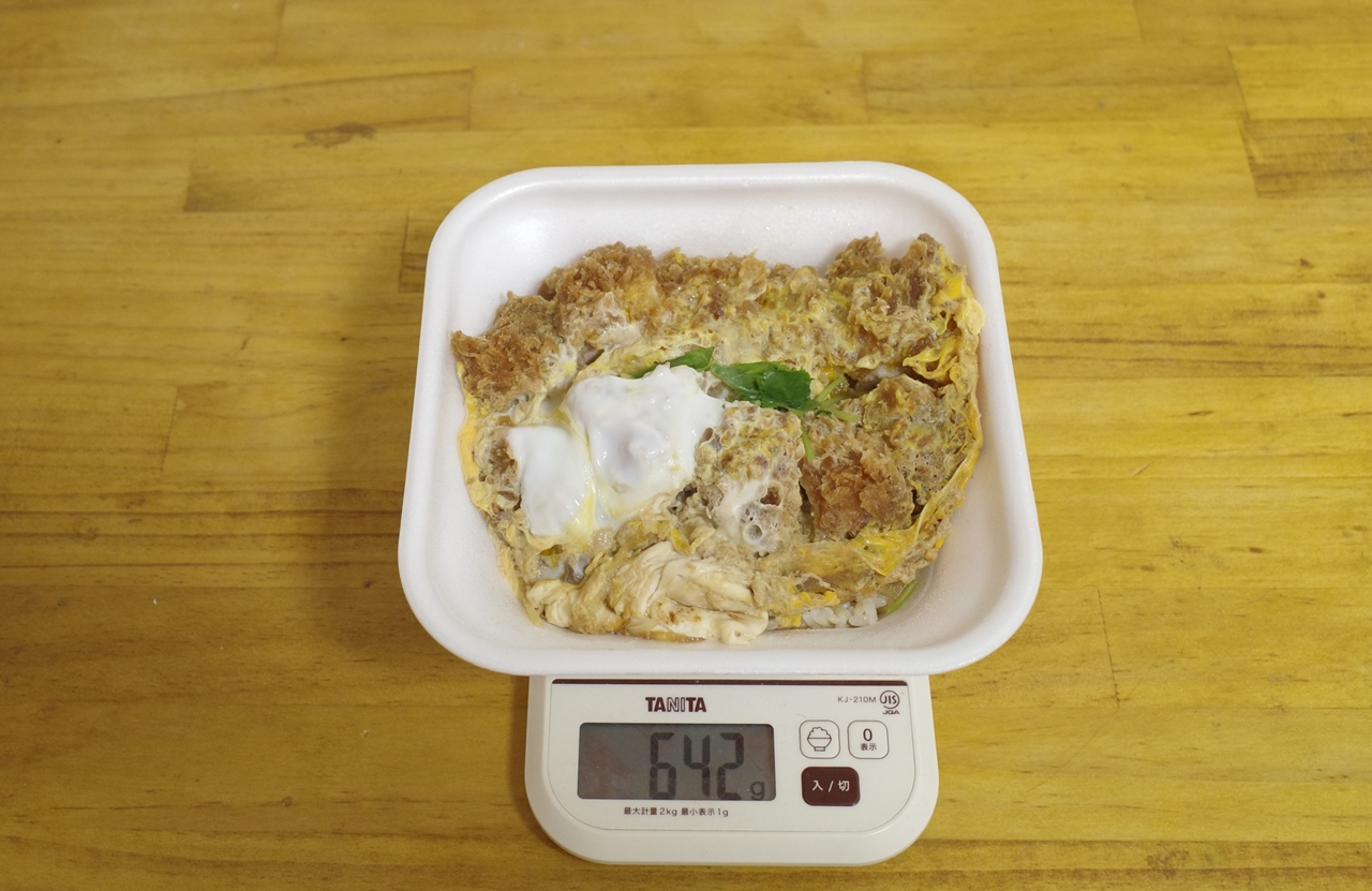 容器込みの「親子カツ丼弁当」の総重量は642g