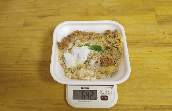 食レポ かつや 親子かつ丼弁当 大判チキンカツとご飯に甘いタレがしみてめちゃめちゃご飯が進む旨さ 大判チキンカツをどーんとのせた丼めしは 容器込642gの大ボリューム ネタとぴ