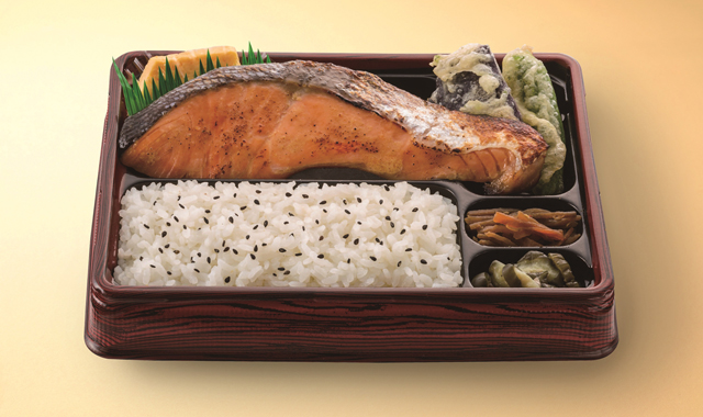 キッチンオリジン オリジン弁当に 大ぶりにカットした銀鮭をじっくり48時間漬け込んで焼き上げた 銀鮭の西京焼き弁当 637円 おかず単品421円も注文可能 ネタとぴ