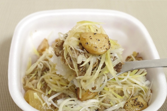 食レポ すき家で にんにく白髪ねぎ牛丼 甘味強めのいつもの牛丼に 白髪ねぎ 胡椒 にんにく オリジナル塩ダレが絡んで めっちゃハマる旨さ ネタとぴ