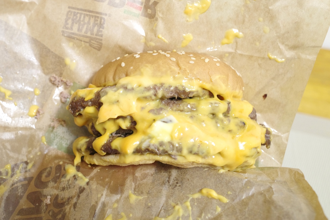 「超ワンパウンドビーフ チーズバーガー」を食べる際には、外側から食べるよりも切断面から食べることを推奨！
