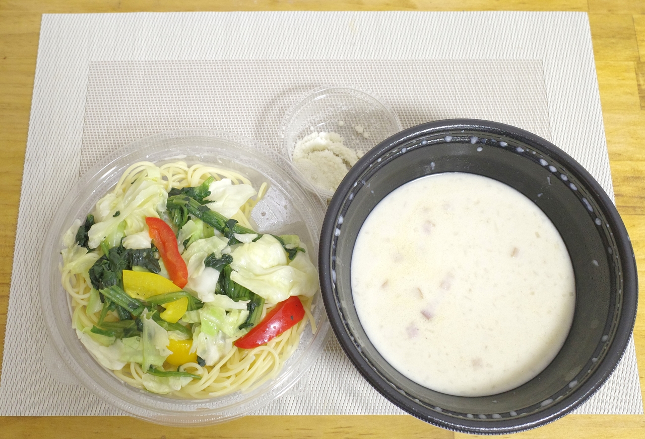 「播磨灘産牡蠣と野菜たっぷりのクリームスープパスタ」は、クリームスープ、野菜を盛り付けたパスタ、粉チーズがそれぞれ別容器にIN!