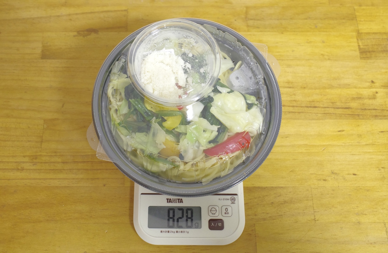 容器と調味料込みの「播磨灘産牡蠣と野菜たっぷりのクリームスープパスタ」の総重量は828g