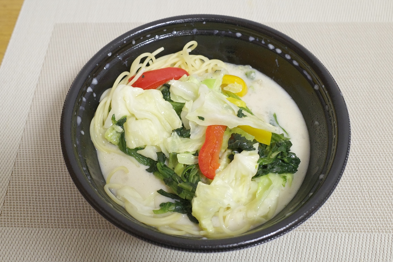 クリームスープの味を確かめたら野菜とパスタを投入！