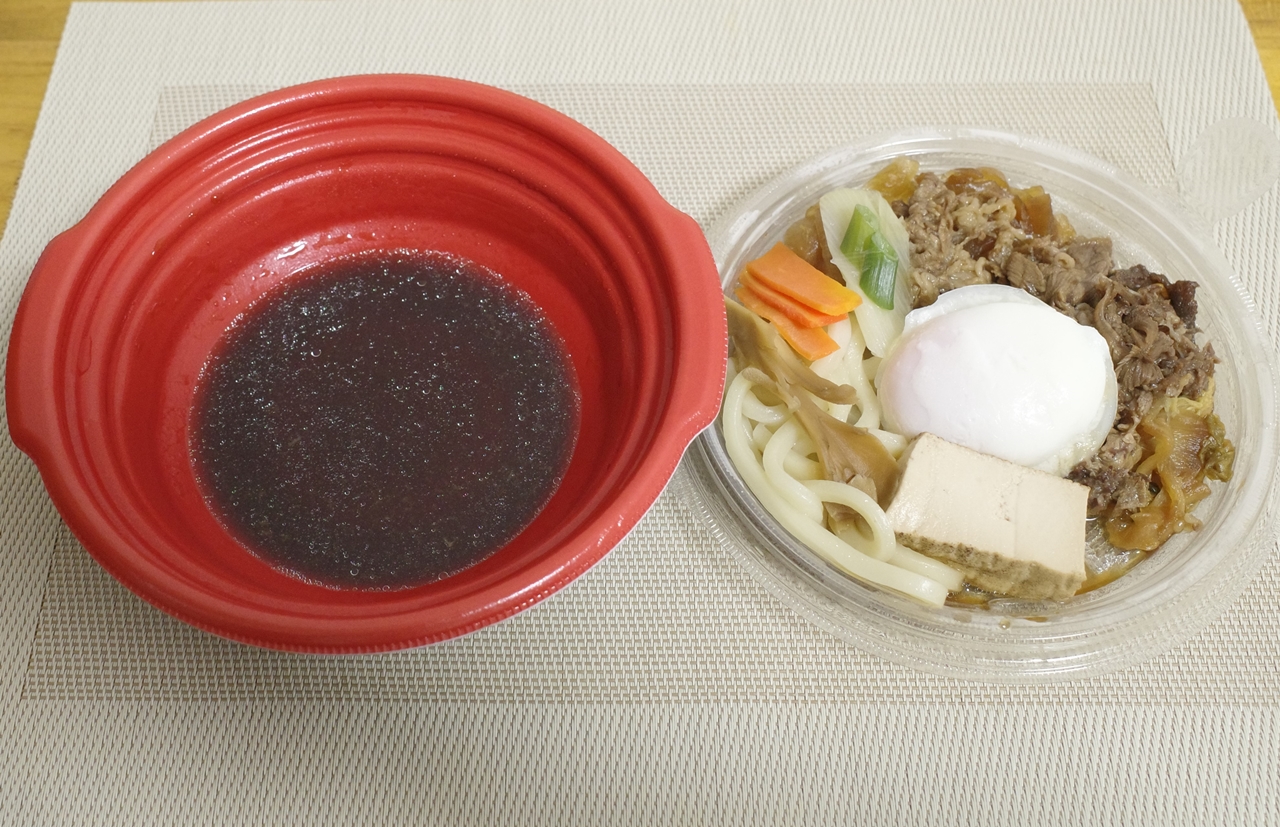 「柿安監修　牛すき鍋」は、別々の容器に各種具材とタレが入っています！