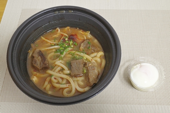 食レポ ガストの 牛チゲ 半玉うどん入り ご飯付き 牛肉 豆腐 キムチ もやし 豆腐 うどんがアツアツ旨辛の牛チゲスープとなじんでバカウマ 半熟玉子で味変も ネタとぴ