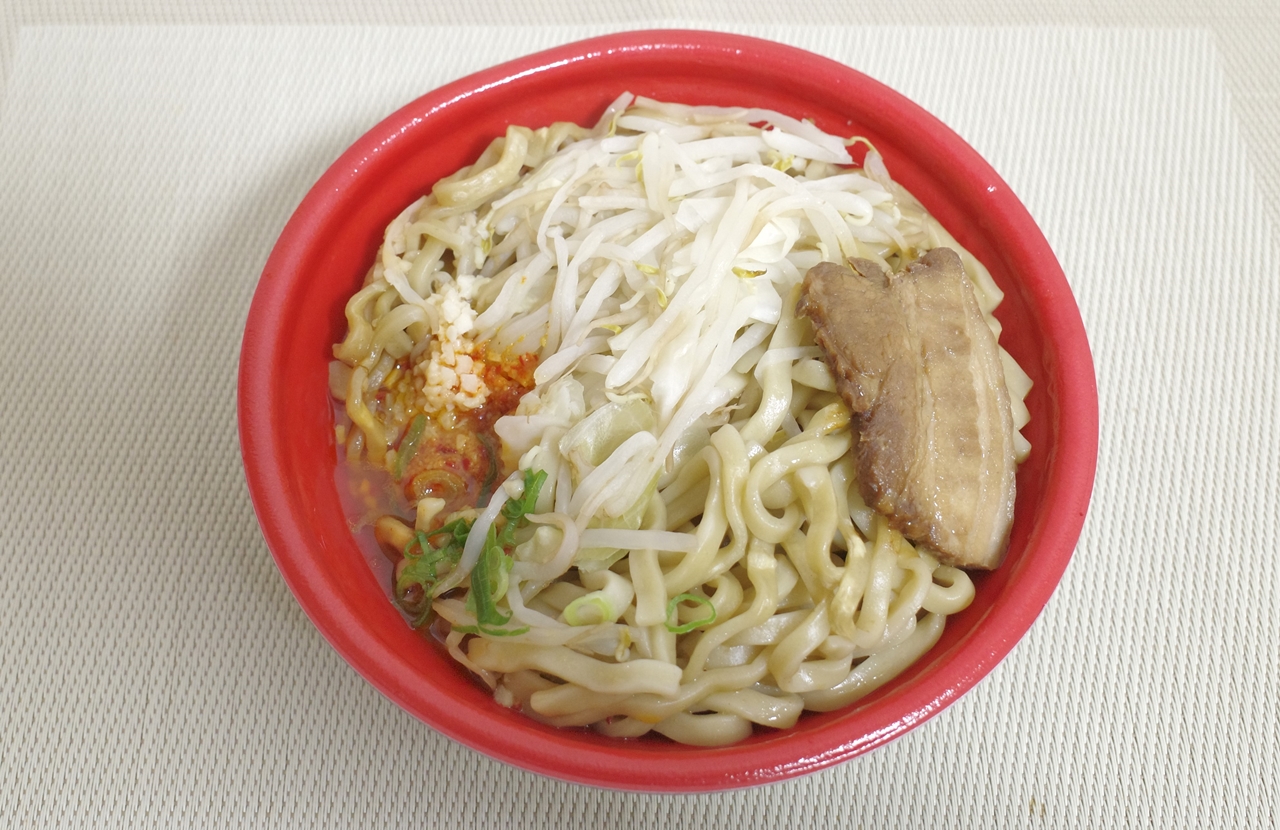 「千里眼監修　濃厚マシマシラーメン（ニンニク・辛脂入り）」の見た目は、まさに二郎インスパイア系！