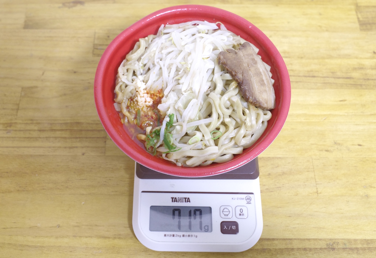 容器込みの「千里眼監修　濃厚マシマシラーメン（ニンニク・辛脂入り）」の総重量は717g。